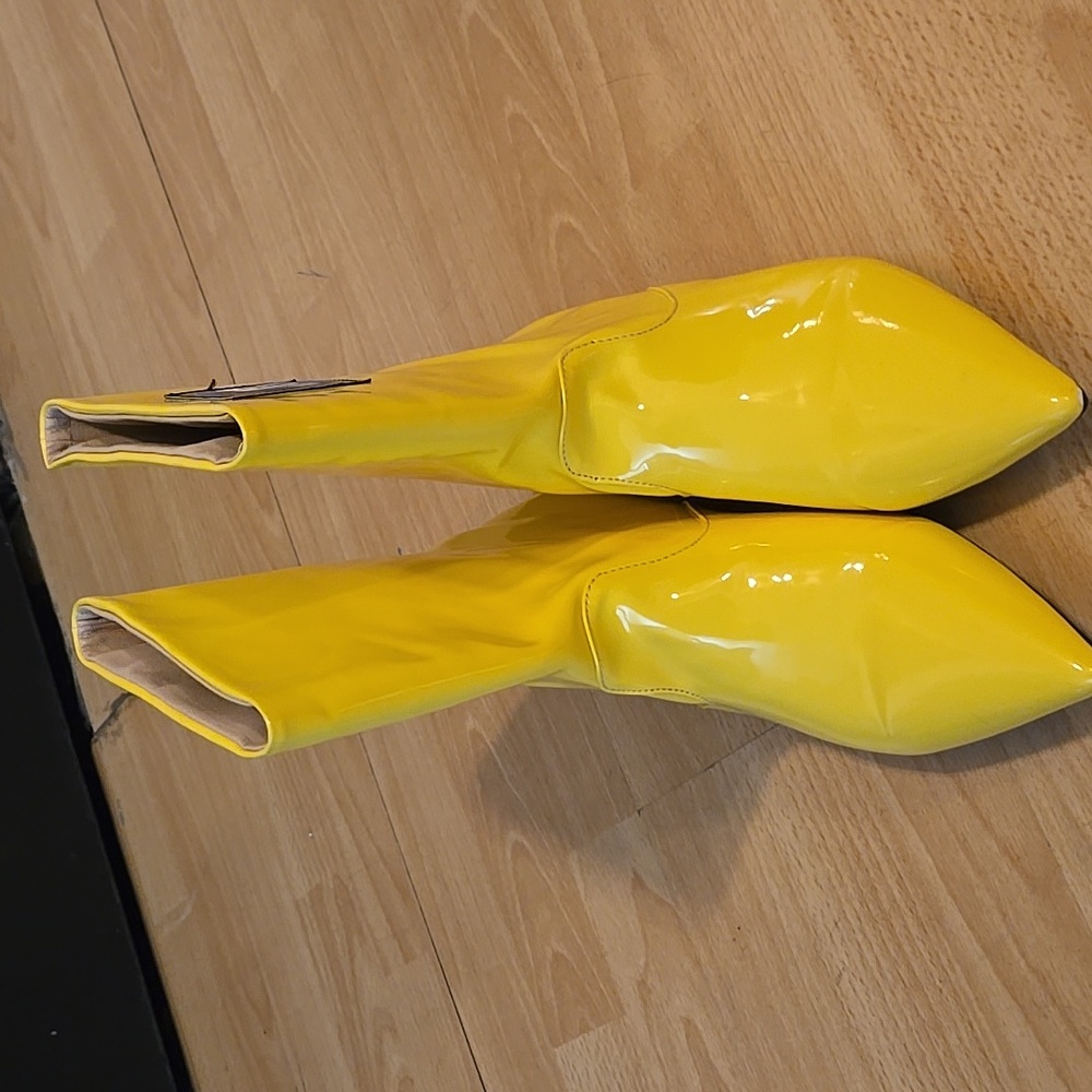 Yellow boots - Picture 5 of 6